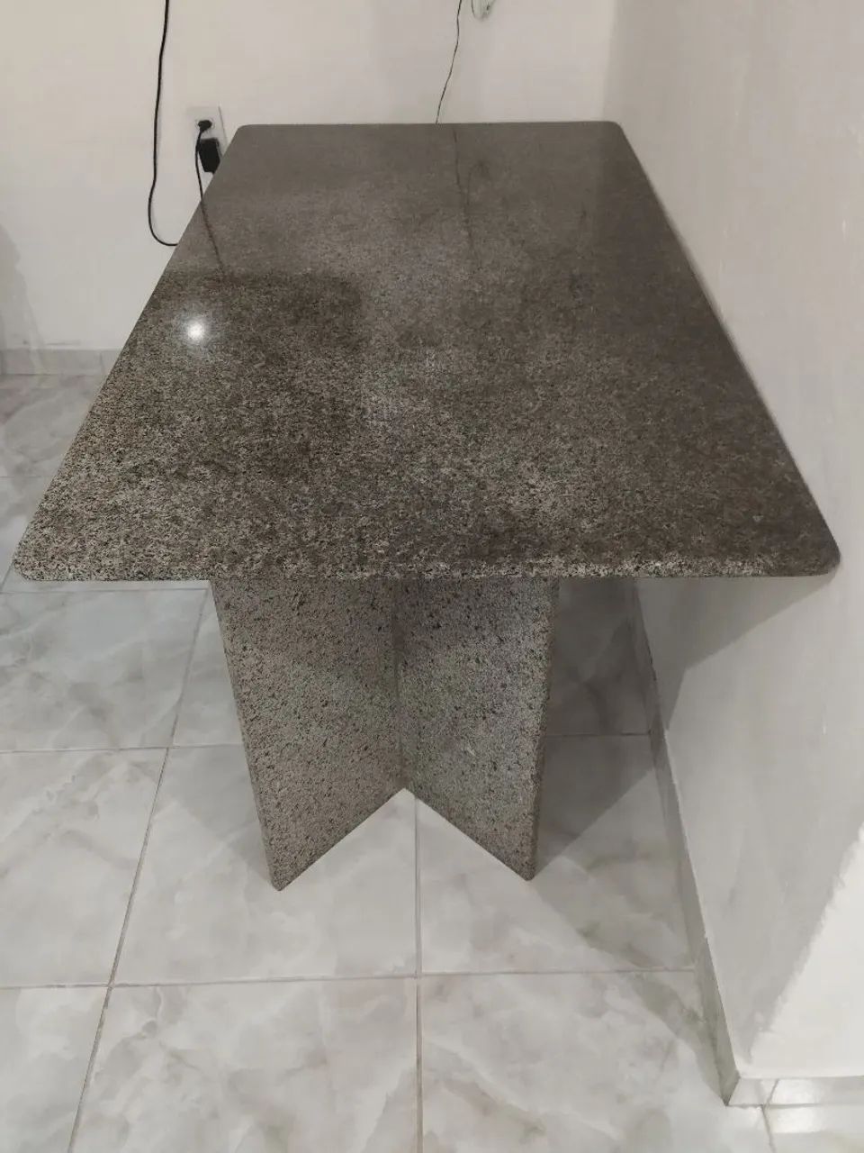 Vendo mesa de jantar toda de mármore 