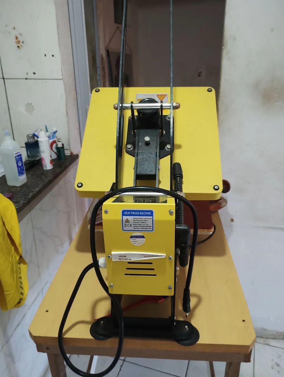 Máquina de estamparia e canecas vendendo juntos