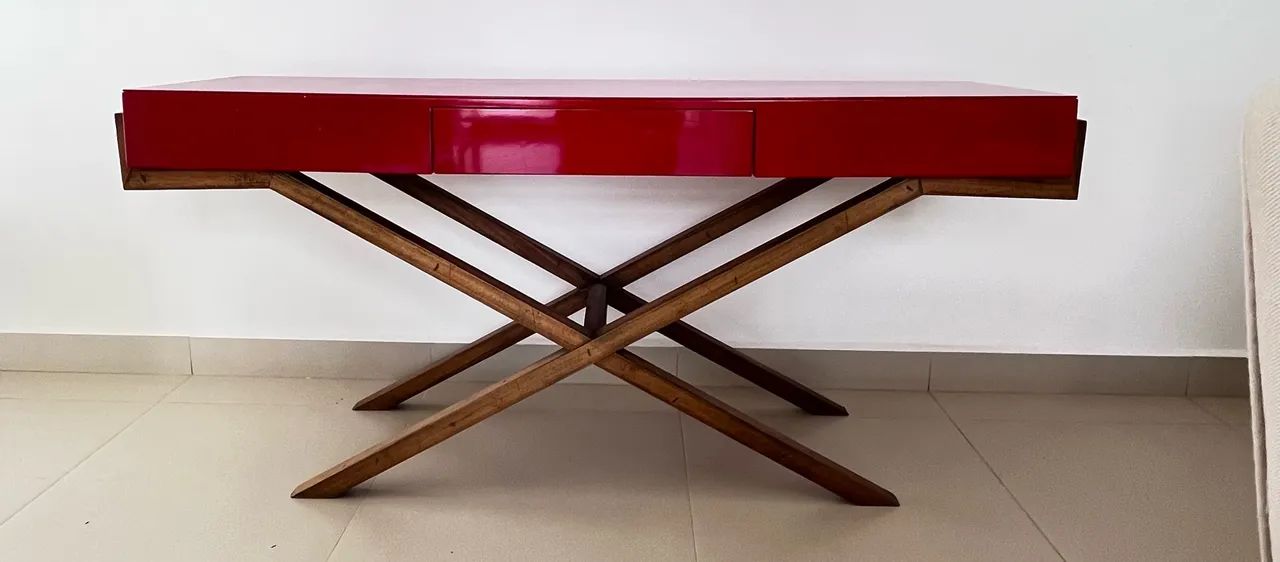 Mesa de Design com Tampo c laca Vermelha e Base de Madeira - Foto 2