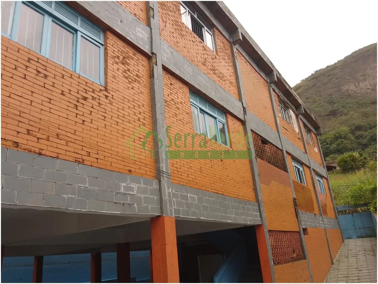 QUITANDINHA (2 PRÉDIOS COMERCIAIS COM AMPLO ESPAÇO)