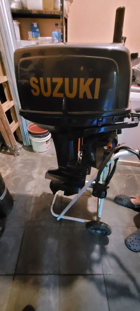Motor de popa Suzuki 30hp com partida elétrica.