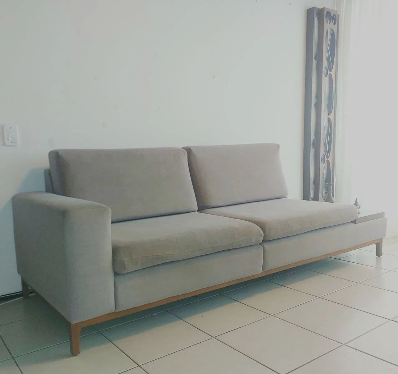 SOFÁ EM LINHO 3 LUGARES COM MESA LATERAL EM MADEIRA(MARCA JACAÚNA) - Foto 2