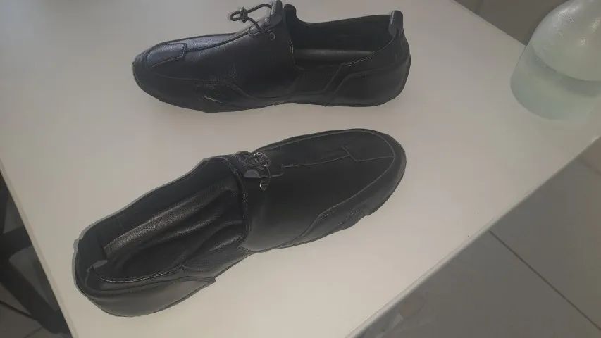 Vendo um par de sapatos