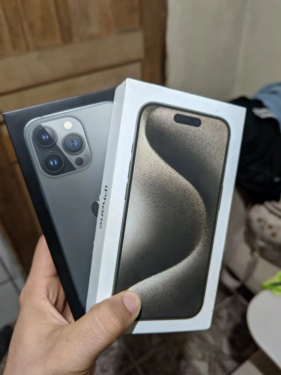 Caixas iPhone 13 PRO e 15 PRO para mostruário.