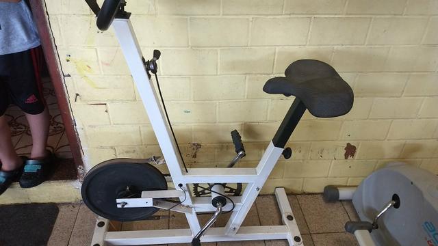Bicicleta ergométrica e um aparelho act! home fitness caloi