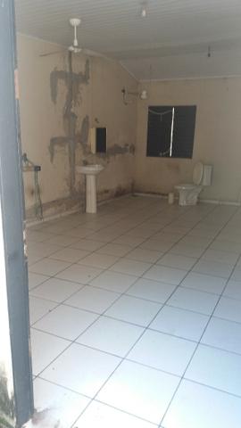 Alugo quarto com banheiro, pia pra lavar lousa,