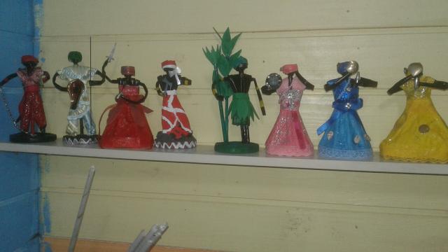 Vendo boneca negra e boneco de orixá tudo feito de jornal faço por incomenda - Foto 6