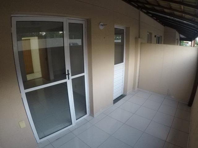 E.R - Apartamento com 2 quartos com quntal perto da praia de Manguinhos