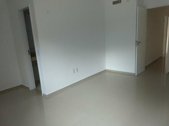 Maravilhosa casa duplex, rua larga e familiar, com uma PRACINHA na frente - Foto 2