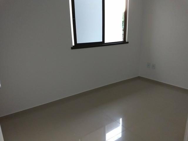 Maravilhosa casa duplex, rua larga e familiar, com uma PRACINHA na frente - Foto 11
