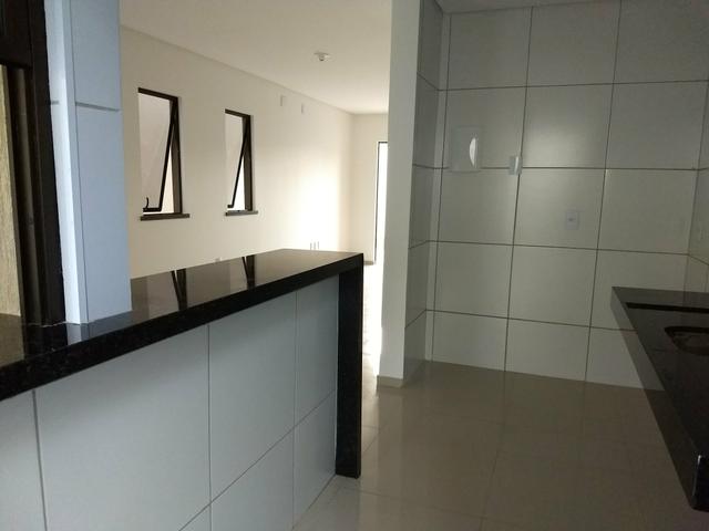 Maravilhosa casa duplex, rua larga e familiar, com uma PRACINHA na frente - Foto 17