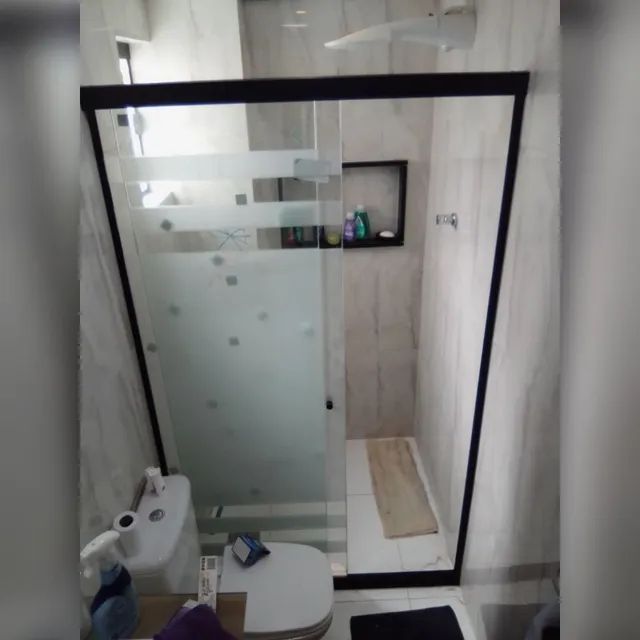 Box de vidro temperado jateado com perfis e acessórios pretos. - Foto 2