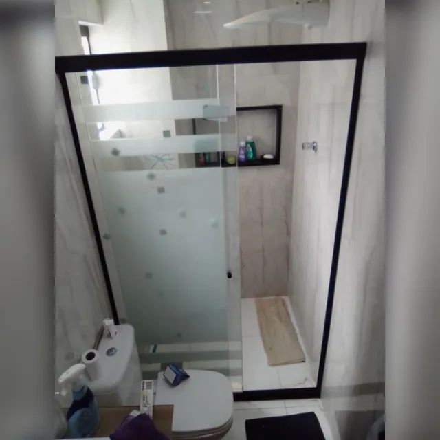 Box de vidro temperado jateado com perfis e acessórios pretos. - Foto 3