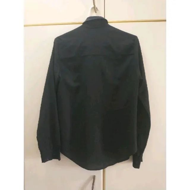 camisa preta com dobraduras babados - Foto 5