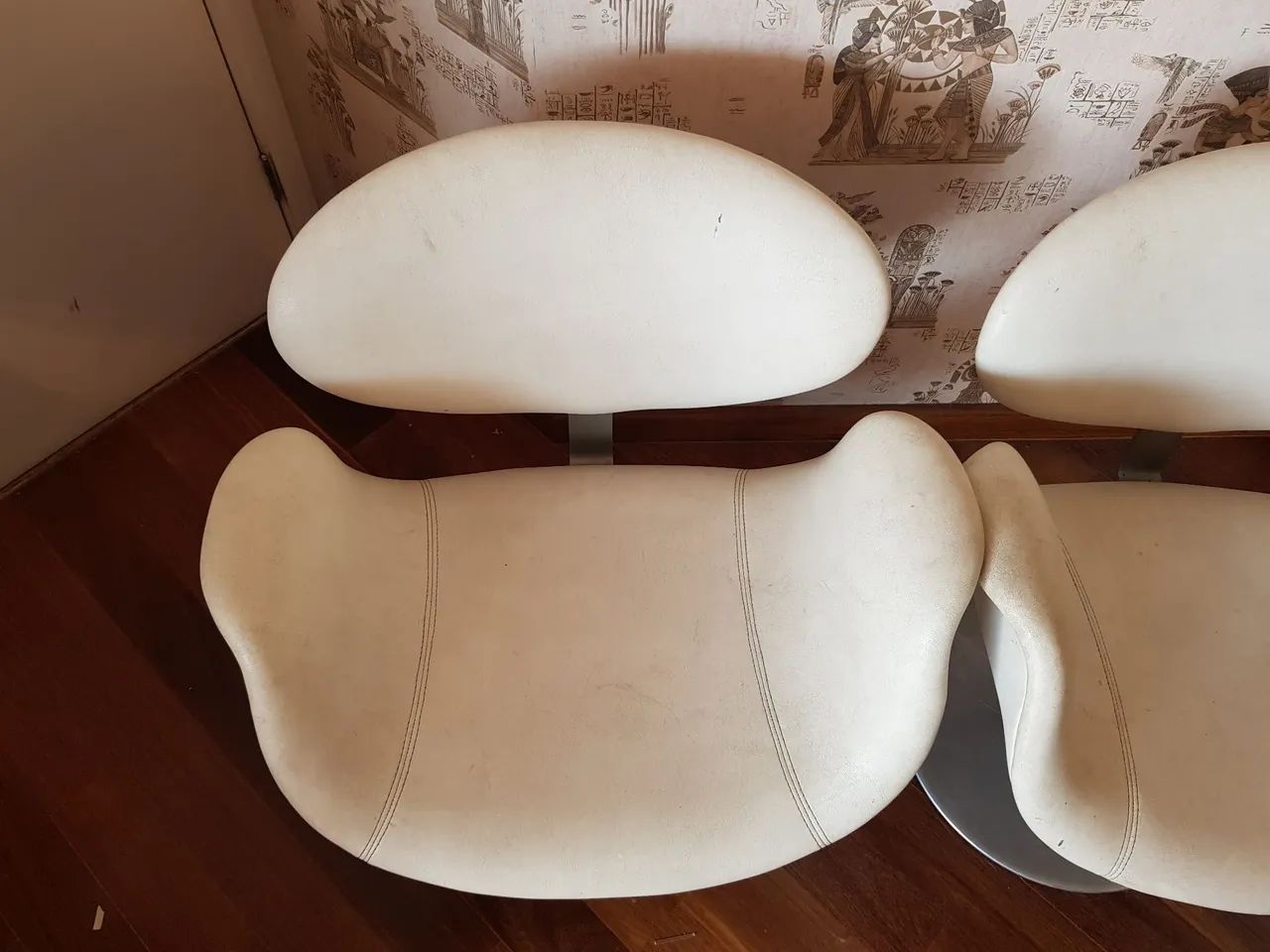Duas Poltronas giratórias tipo Tulipa em courino branco - Foto 4