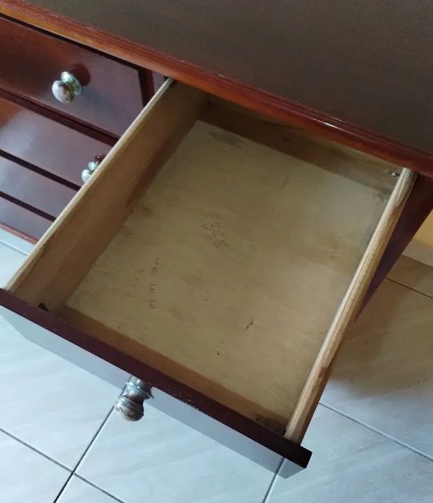 COMODA MADEIRA COM CINCO  GAVETAS E PORTA - Foto 4