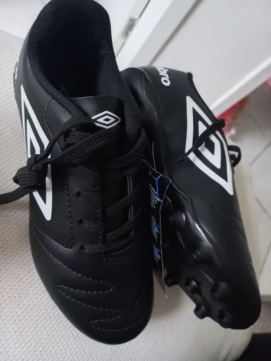 Chuteiras de Futebol Umbro - Tamanho 34