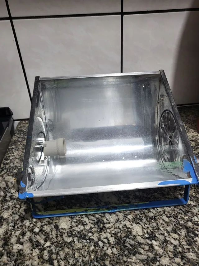 Refletor Luz branca com algumas sujeiras de tinta