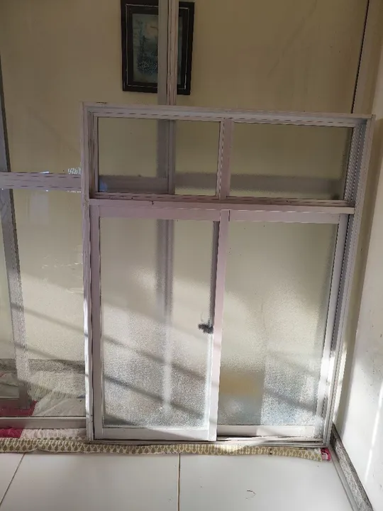Uma porta com 4 partes e uma janela (conjunto)