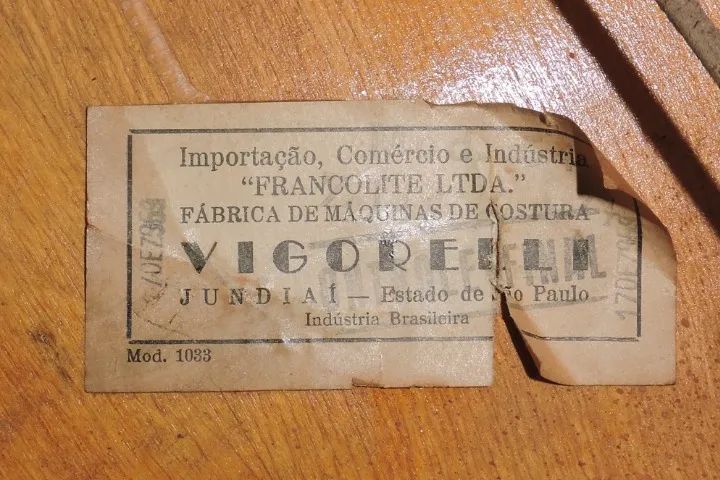 Antiguidade Relíquia - Máquina de costura reta Vigorelli, fabricada em 1959, em gabinete d - Foto 5