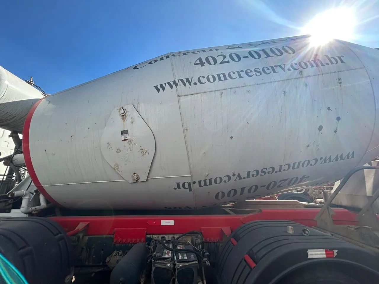 Caminhão betoneira Volkswagen 31280 ano 2014/14 com balão Liebherr 10M - Foto 2