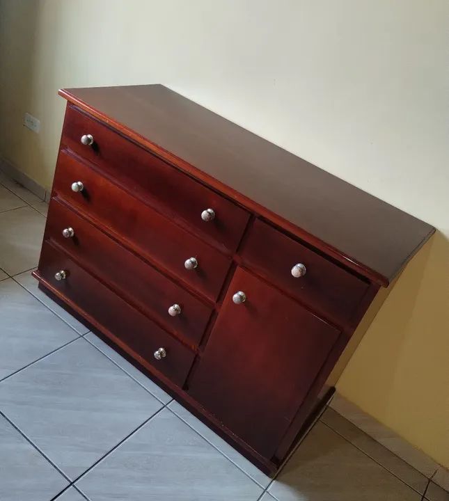 COMODA MADEIRA COM CINCO  GAVETAS E PORTA