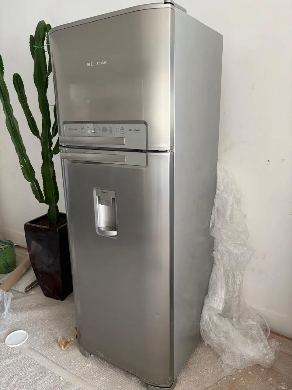 Geladeira Electrolux DW50X  (com dispenser de água na porta)  - Foto 2