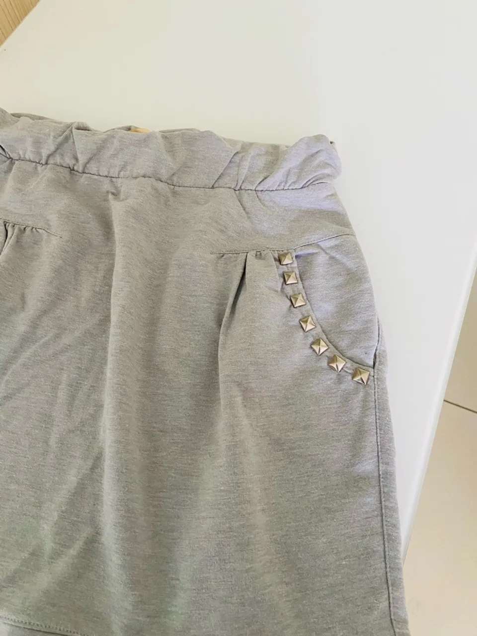 Saia Toli cintura alta com bolsos e spikes P