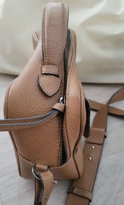 bolsa arezzo tiracolo couro carol média natural wood - Foto 4