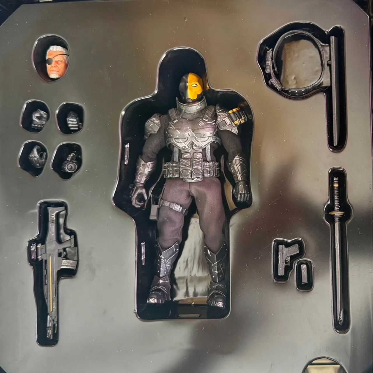 Mezco One12 Deadstroke Px! - Foto 3