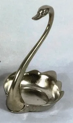 Linda petisqueira em metal espessurado a prata no formato de cisne *decrição