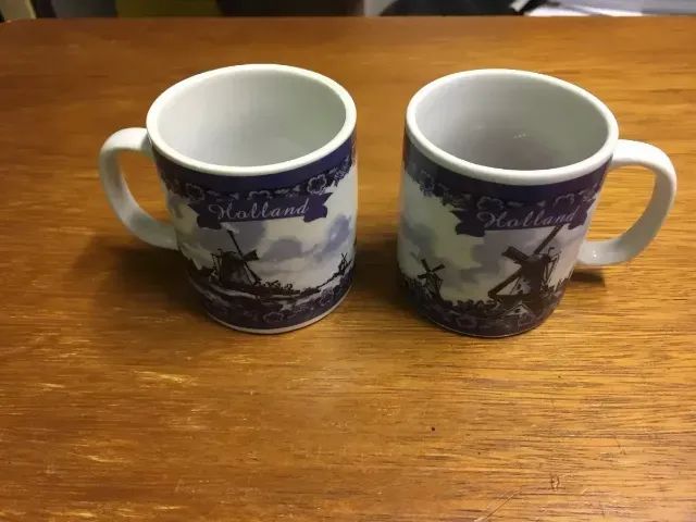 Par De Canecas Médias De Porcelana Da Holanda