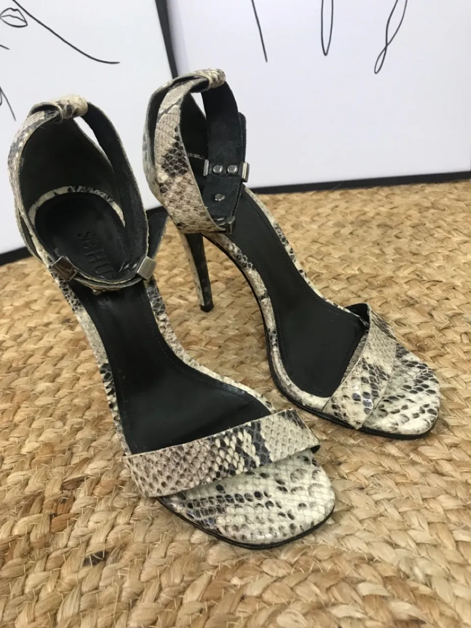 Sandália Schutz estampada 35
