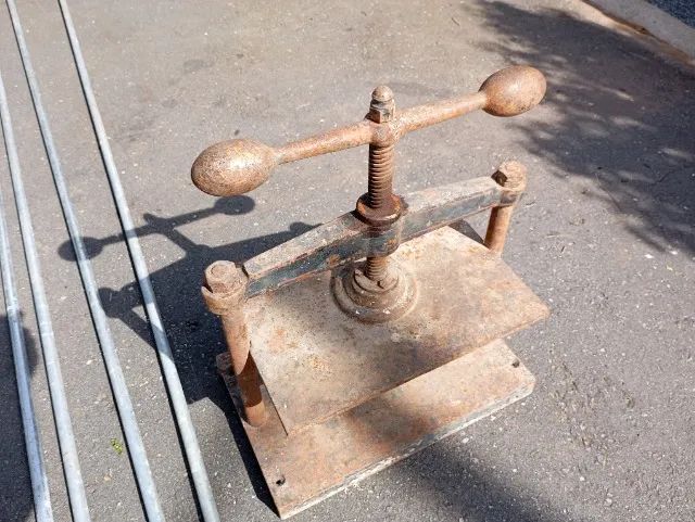 prensa antiga grande em ferro fundido64319466141315121