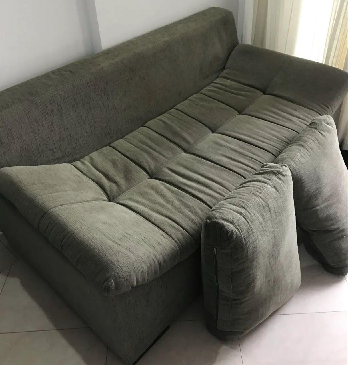 Sofá verde lindo e confortável  - Foto 2