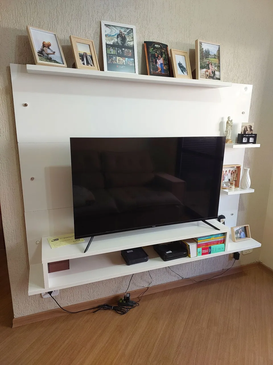 Painel de TV Branco com Prateleiras