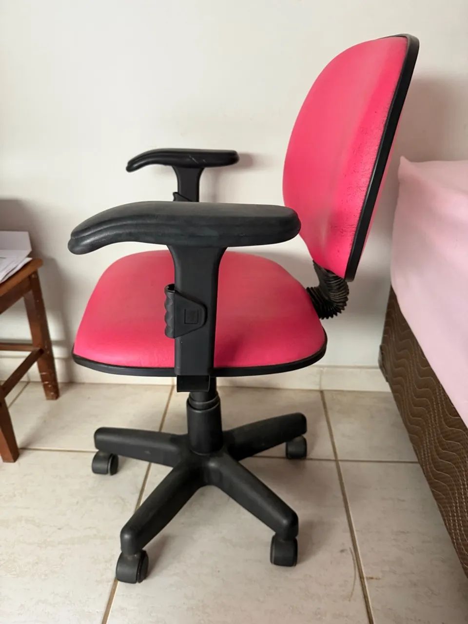 Cadeira de Escritório Rosa com Rodinhas - Foto 3