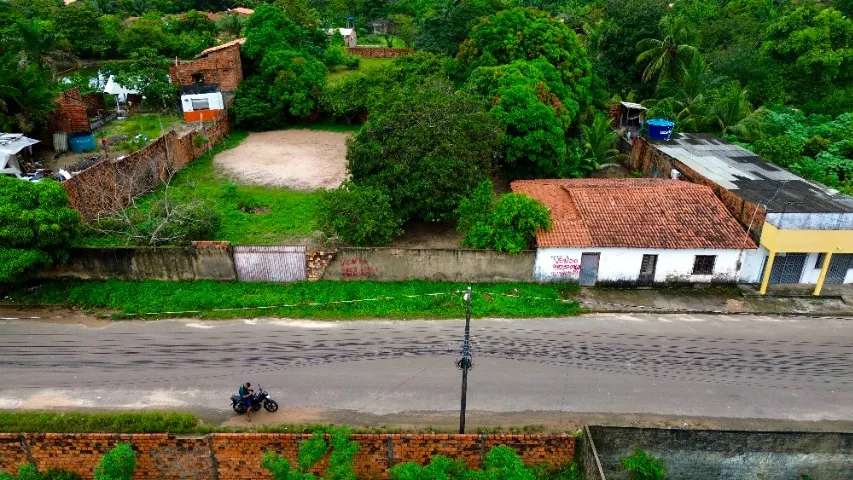 CASA NA AVENIDA COM TERRENO DE 1600m²