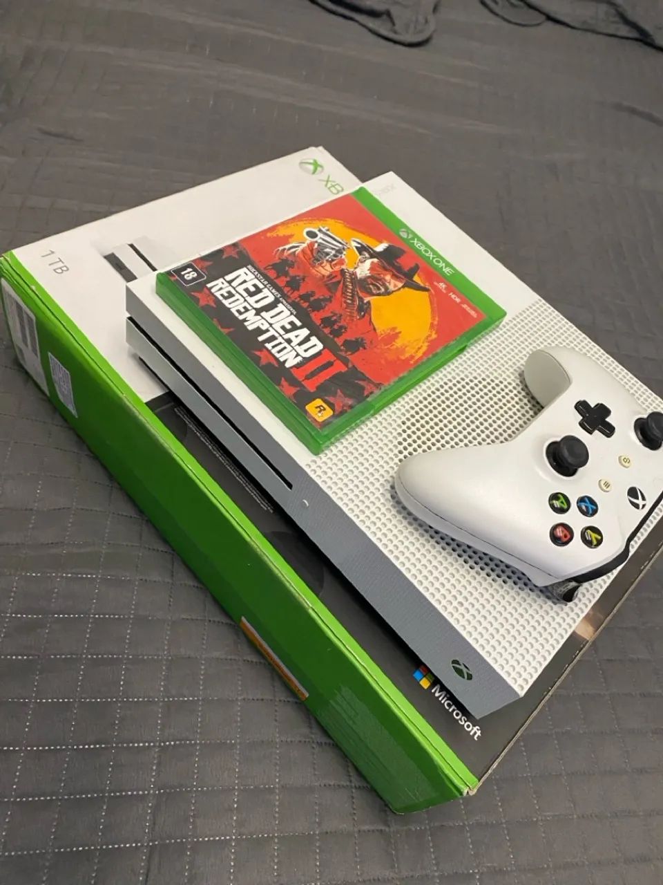 Combo: Xbox One S 1TB  + Tv de 32 Pol com Red Dead Redemption 2
