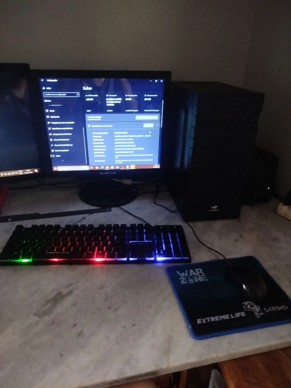PC com teclado e mouse