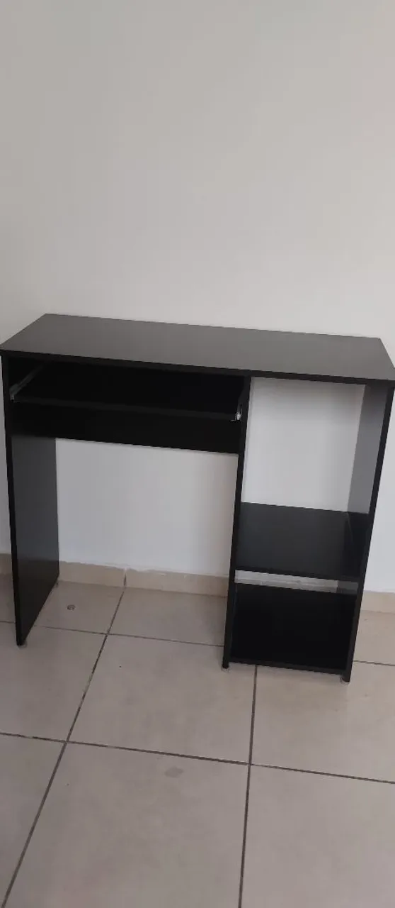 Escrivaninha preta com prateleiras