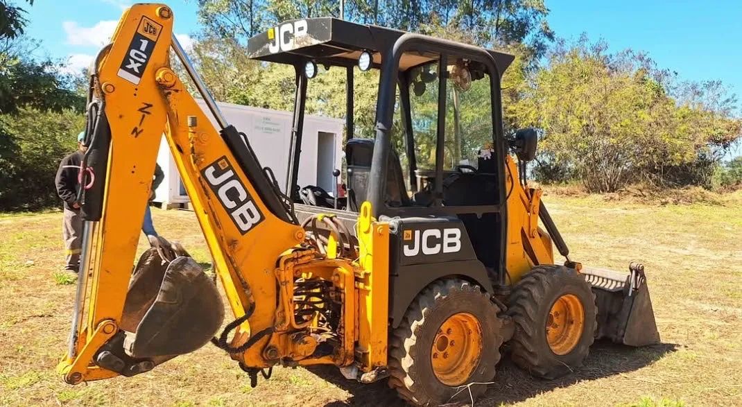 Mini retroescavadeira JCB 1CX ano 2012, 4x4, com linha para rompedor, em SP - Foto 2