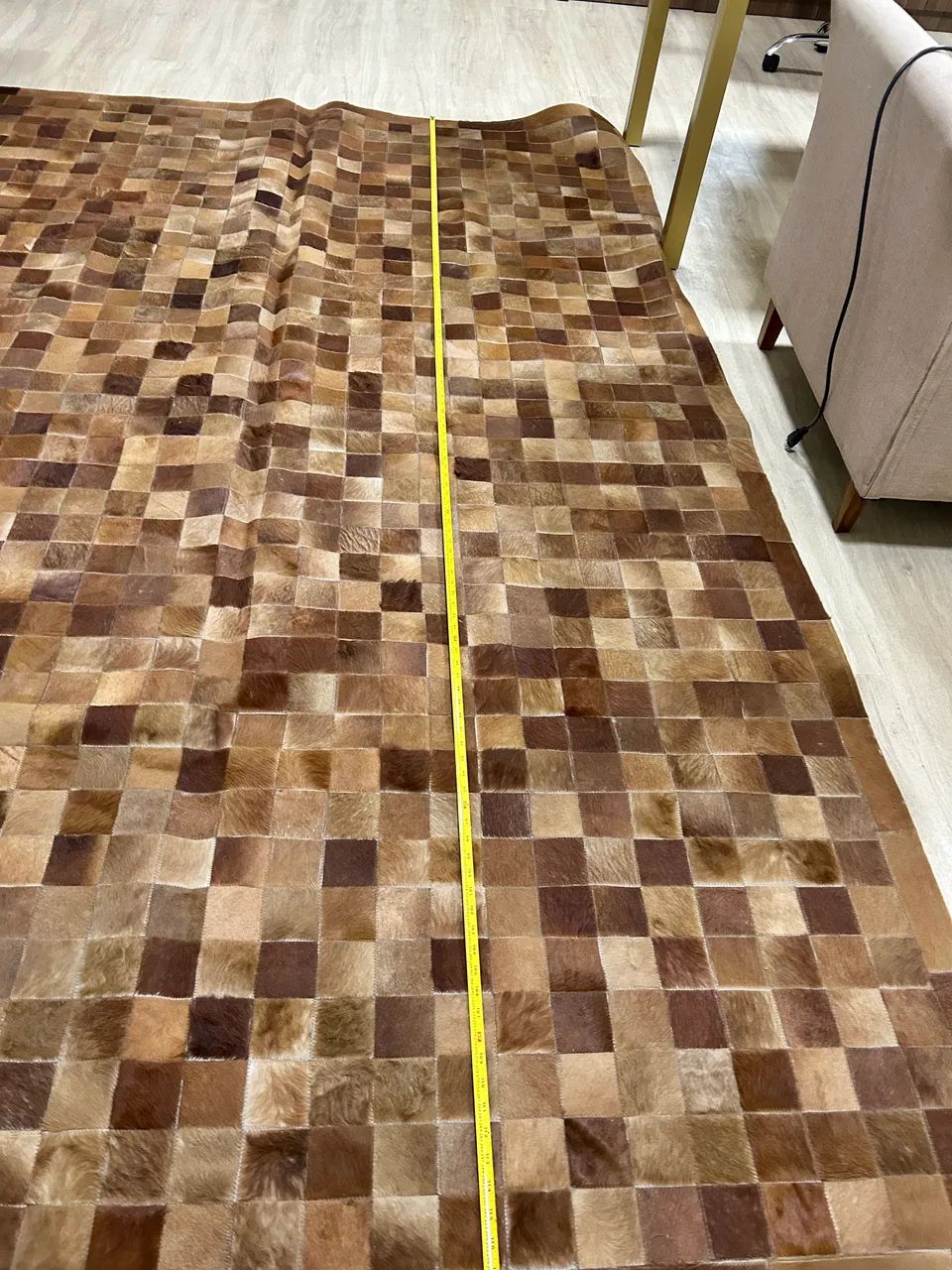 TAPETE COURO 2,00 X 3,00 COURO LEGÍTIMO MARROM BEGE E DOURADO - Foto 6