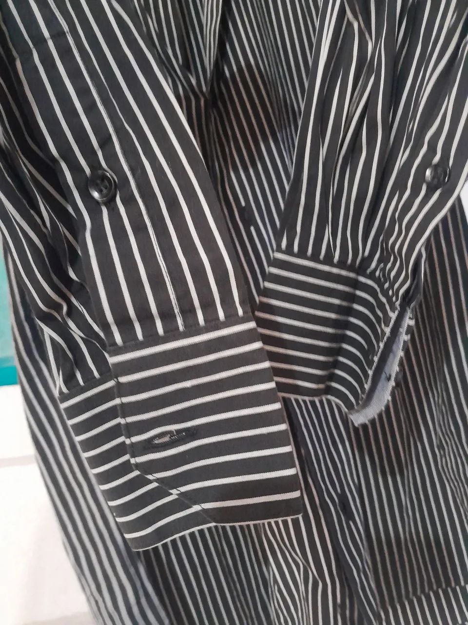 Camisa listrada preta e branca - Foto 3