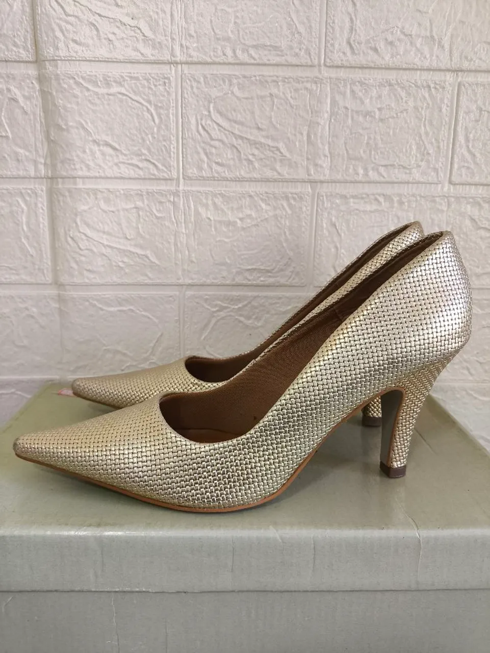 Sapatos de Salto Dourados Elegantes