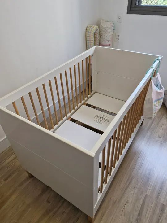 Berço de Bebê Branco com Carvalho