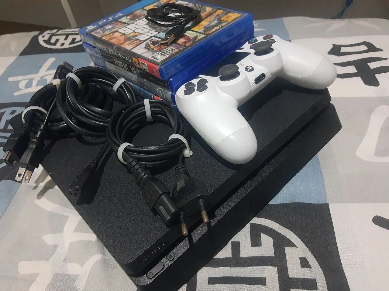 Playstation 4 Slim + jogos + cabos.
