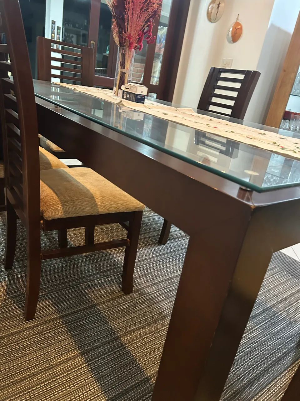 Mesa e cadeiras de jantar64221281031554123