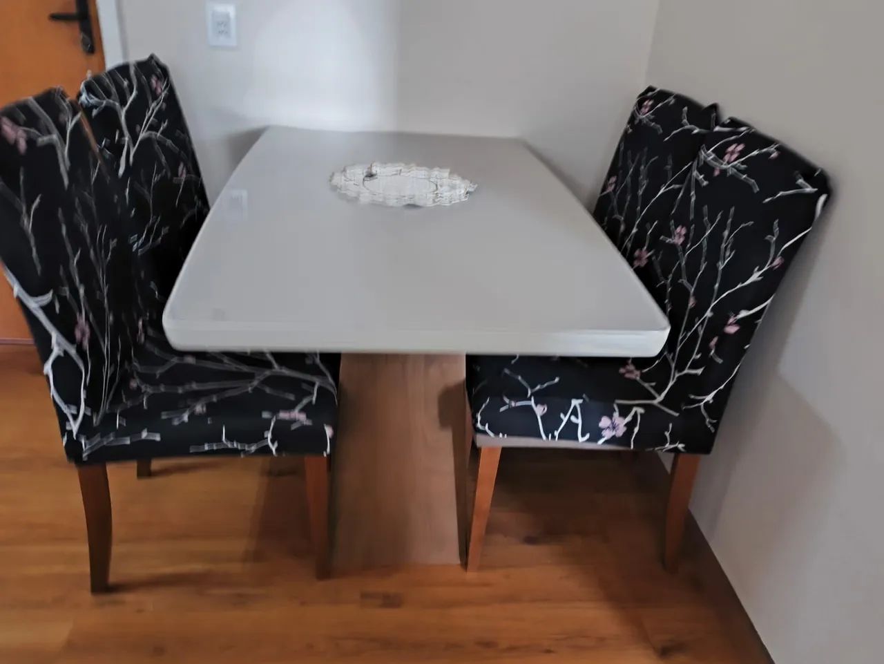 Mesa com 04 cadeiras64311798202114120