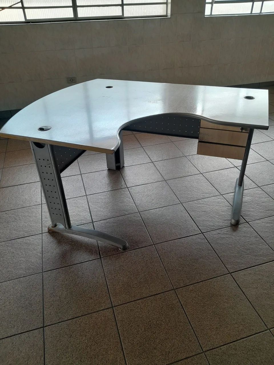 Escrivaninha de canto moderna